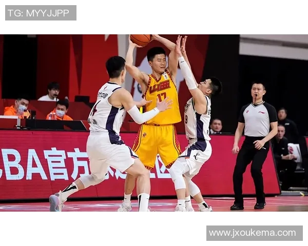 广州篮球队战术解析：如何提升团队协作与进攻效率