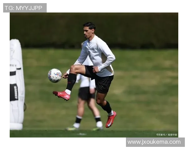 足球明星与时尚西装的完美融合展现运动魅力与优雅风范